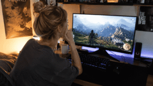 Fiatal gamer nő modern videojátékkal játszik hangulatos gaming szobában