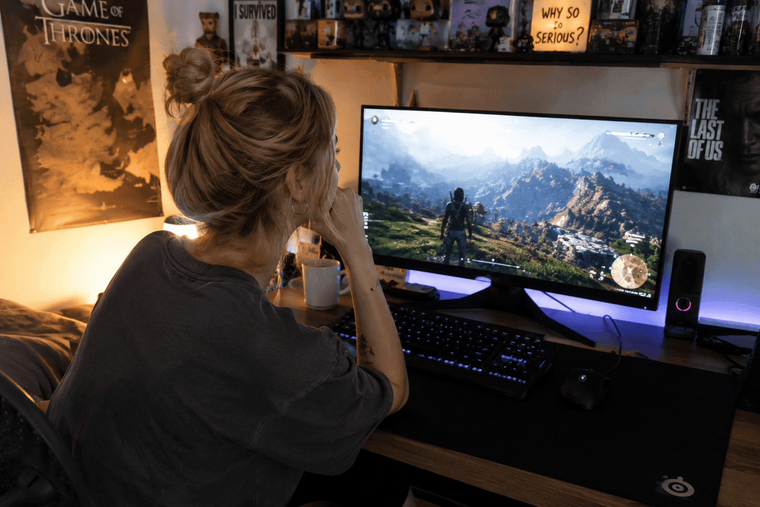 Fiatal gamer nő modern videojátékkal játszik hangulatos gaming szobában