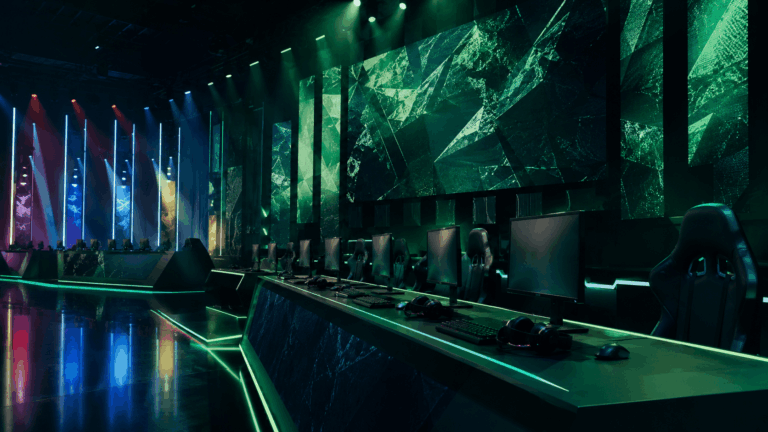 Modern e-sport aréna üres játékosállásokkal, zöld neon fényekkel és professzionális versenyszínpaddal