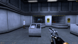 Első személyű nézet a Half-Life Black Mesa laboratóriumában, ahol egy tudós áll egy vezérlőpult mellett, miközben Gordon Freeman pisztolyt tart a kezében.